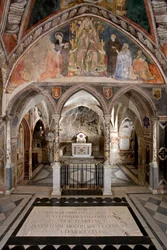 Vista del presbiterio de la Iglesia Superior con el altar principal en estilo cosmatesco, sobre el fresco que representa a San Benito de Nursia en vestiduras pontificales en el púlpito rodeado de santos y miembros de la familia Anicia, familia de la noblez