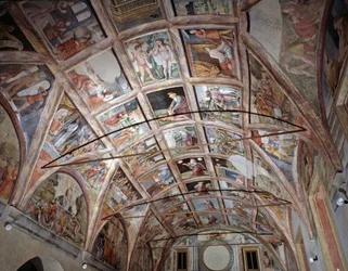 Vista de la sala abovedada decorada con frescos del Antiguo y Nuevo Testamento