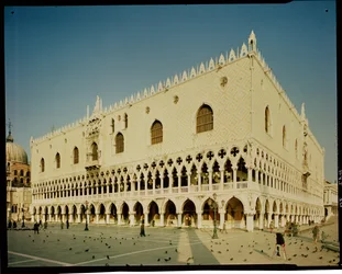 Vista de la fachada oeste del Palazzo Ducale, siglos XIV-XV