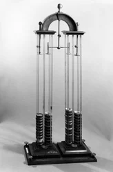 Pila voltaica (batería) hecha para el físico Jacques Alexandre Charles (1746-1823) por Alessandro Volta (1745-1827) 1800 (metal y vidrio)