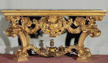 Mesa de pared con tapa de alabastro hecha por un artista genovés (siglo XVIII) tallada en madera dorada