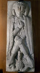 Guerrero en cuclillas con dragón, bajorrelieve de piedra, Italia