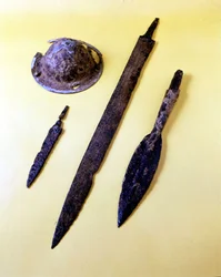 Armas de un guerrero lombardo: escudo, paraguas, daga, espada y punta de lanza. Museo de Cividale del Friuli.