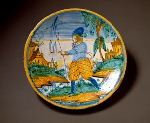 Joven de la nobleza. Plato de cerámica producido en Viterbo, Italia. Finales del siglo XVI, Florencia, Museo Nazionale del Bargello