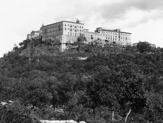 Vista general del exterior de la abadía en Monastery Hill