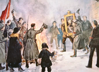 Soldados bolcheviques a punto de quemar un retrato del Zar, durante la Revolución Rusa de 1917 (litografía en color)