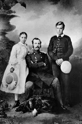 El zar Alejandro II de Rusia con su hija María y su hijo Alexei, 1863