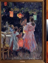 Linternas chinas (Linterna China). Una niña y un niño pequeño ayudan a una mujer a colgar y encender linternas de papel de colores sobre la mesa en la veranda por la noche. Pintura de Ivan Semyonovich Kulikov (Koulikov) (1875-1941), hu