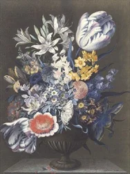 Urna con flores sobre una mesa de mármol