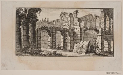 Grandes ruinas con arcos en varios niveles