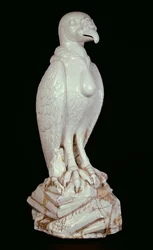 Uno de un par de grandes figuras blancas de Meissen de buitres, c.1731