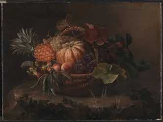 Una cesta con frutas sobre un tronco