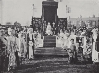 Festival del Primero de Mayo en Knutsford, coronación de la Reina