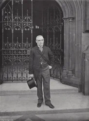 El muy honorable Sir Henry H. Fowler