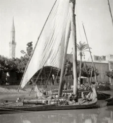 En el Canal Mahmoudiyah, Alejandría, Egipto, siglo XX