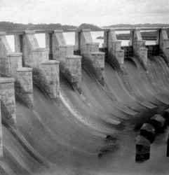 El aliviadero, esclusa de Gatún, Canal de Panamá, Panamá, principios del siglo XX