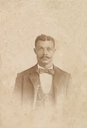 Fotografía de un hombre con traje, chaleco y corbata, 1880-1900