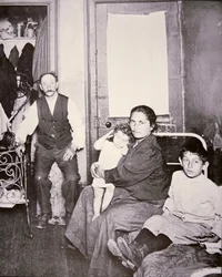 Familia inmigrante, Lower East Side, ciudad de Nueva York, c.1910