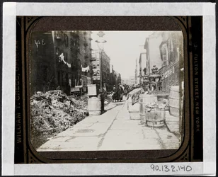 Limpieza de la calle Tammany antes del día de Waring, frente a 9 Varick Place, c.1890
