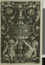 Ornamento con Jarrón y Dos Genios a los Pies