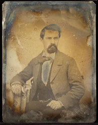 [Retrato de un hombre sentado con barba Van Dyke]