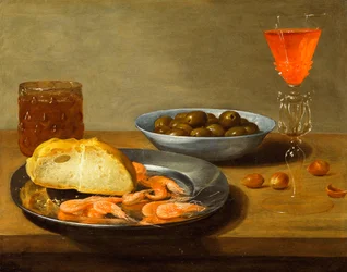 Un Plato con Gambas y un Panecillo y un Cuenco con Aceitunas