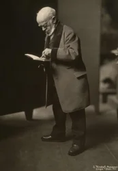 Menzel dibujando / Foto 1904