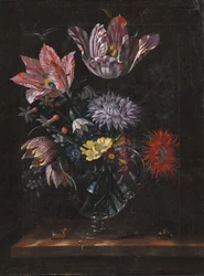 Un jarrón de vidrio con flores