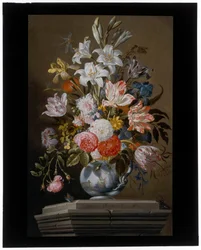 Bodegón con tulipanes, claveles y otras flores en jarrón de porcelana sobre pedestal