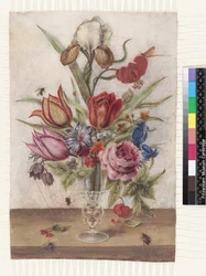 Copa de vidrio veneciano con tulipanes, rosas, anémonas, genciana, fritilaria, iris variegado, lilium chalcedonicum, escarabajo de mayo, mosca de mayo, lirio de los valles y prímula