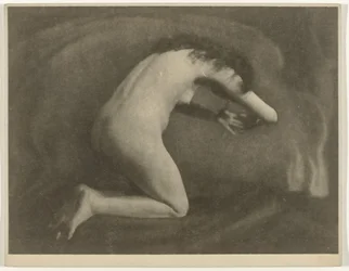 Desnudo femenino arrodillado