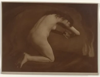 Desnudo femenino arrodillado