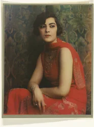 retrato, de, un, mujer, en, un, vestido rojo