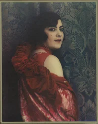 retrato, de, un, mujer, en, un, vestido rojo