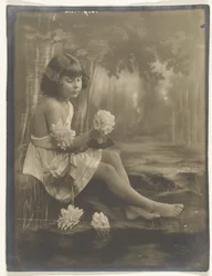 Retrato de niña descalza con ramo de flores en la mano