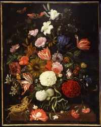 Amapolas, tulipanes, rosas, claveles, bola de nieve, lirios, iris, un girasol y otras flores en un jarrón de vidrio con una mazorca de maíz en un saliente