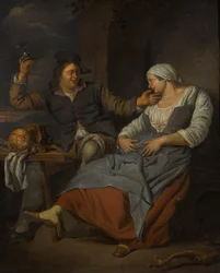 Una pareja sentada bebiendo vino