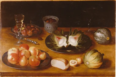 Bodegón de fruta, con vidriera y bollo, sobre repisa de madera