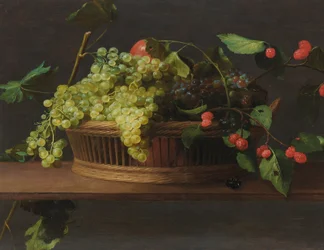 Una cesta de uvas y frambuesas en una repisa