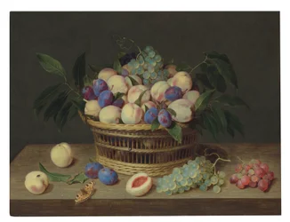 Melocotones, ciruelas y uvas en una cesta de mimbre, con fruta y una mariposa sobre una mesa de madera