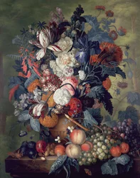 Un jarrón de flores con fruta