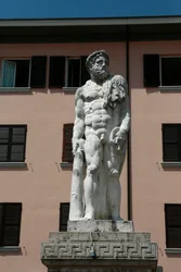 Estatua de Hércules de Jacopo Sansovino, Brescello, provincia de Emilia-Romaña, Italia