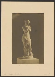 [Estatua de mujer]
