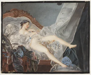 Una niña desnuda, acostada de espaldas en un canapé entre grandes cortinas