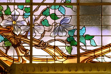 Nancy (departamento 54), Art Nouveau, “La vidriera de las clemátides” (1901) - (detalle), vitrales de Jacques Gruber (1870-1936), en Crédit Lyonnais, rue St Georges