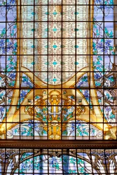 Nancy (departamento 54), Art Nouveau, “La vidriera de las Clemátides” (1901), vitral por Jacques Gruber (1870-1936), en Credit Lyonnais, rue St Georges