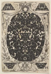 Colgante oval decorado con Schweifwerk, rodeado de motivos más pequeños y coronado