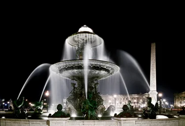 Vista de la fuente hecha por Jacques Ignace Hittorff y el obelisco de la Place de la Concorde en París