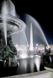 Vista de la fuente hecha por Jacques Ignace Hittorff y el obelisco de la Place de la Concorde en París