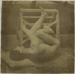 Estudio de un modelo desnudo masculino, acostado con las piernas contra una escalera, en el estudio de Jacques de Lalaing